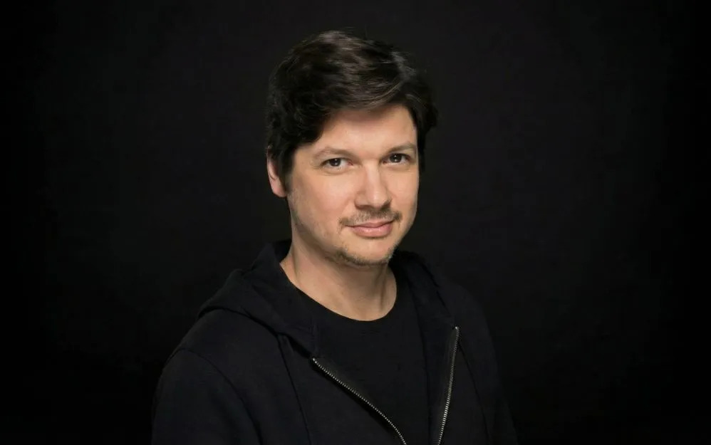 Retrato de Pablo Taricco, fundador y director de Bucle IA Estudio, sobre fondo negro.